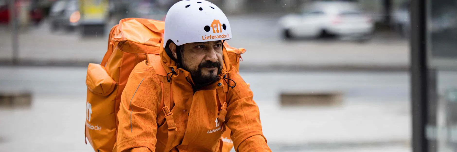 Sayed Sadaat verdient sich als Essenslieferant sein Geld.