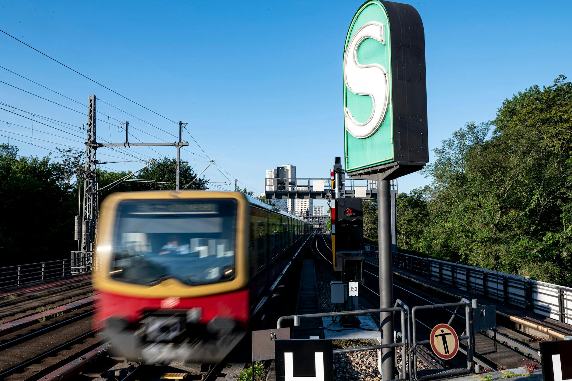 Berlin, S-Bahnhof Tiergarten: Hier fahren etwa die S-Bahn Linien 9,7, 3 und 5 ein. Sie alle verkehren streikbedingt nur noch im 20-Minuten-Takt.