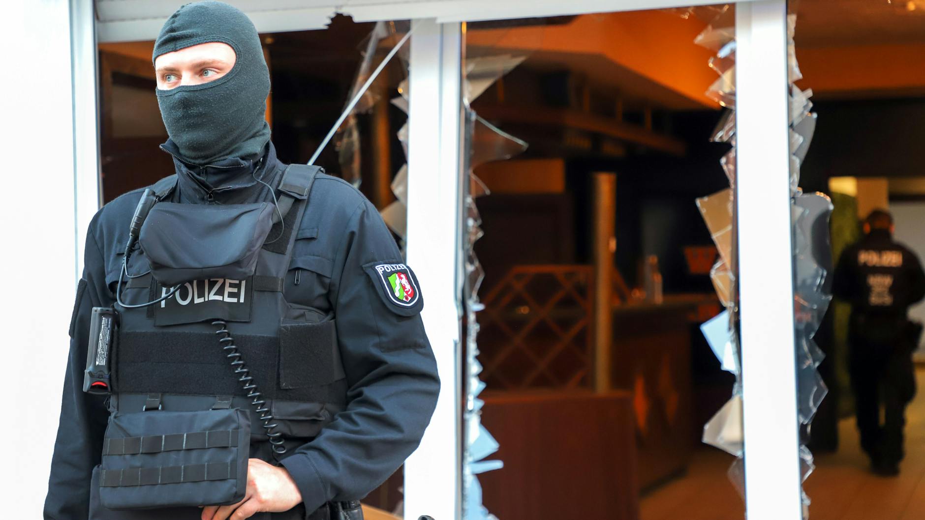 Bei einer Razzia gegen Rocker-Kriminalität hat die Polizei mindestens 20 Gebäude durchsucht.