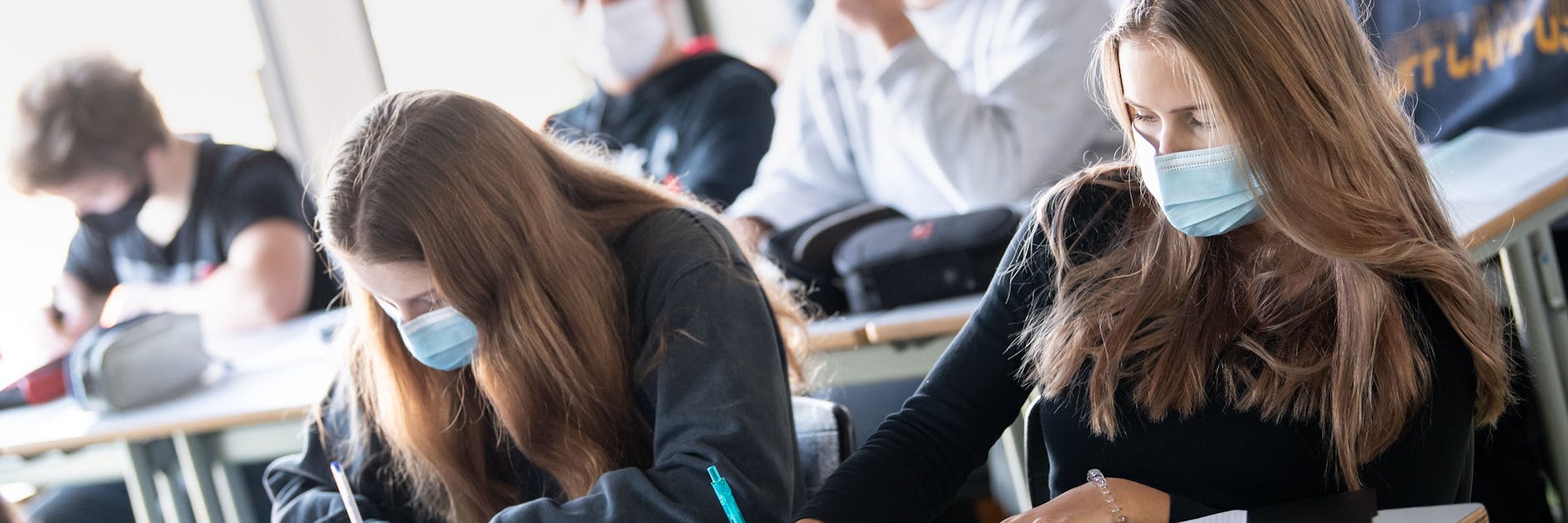 Unterricht mit Maske: Schülerinnen und Schüler mit Mund- und Nasenschutz.