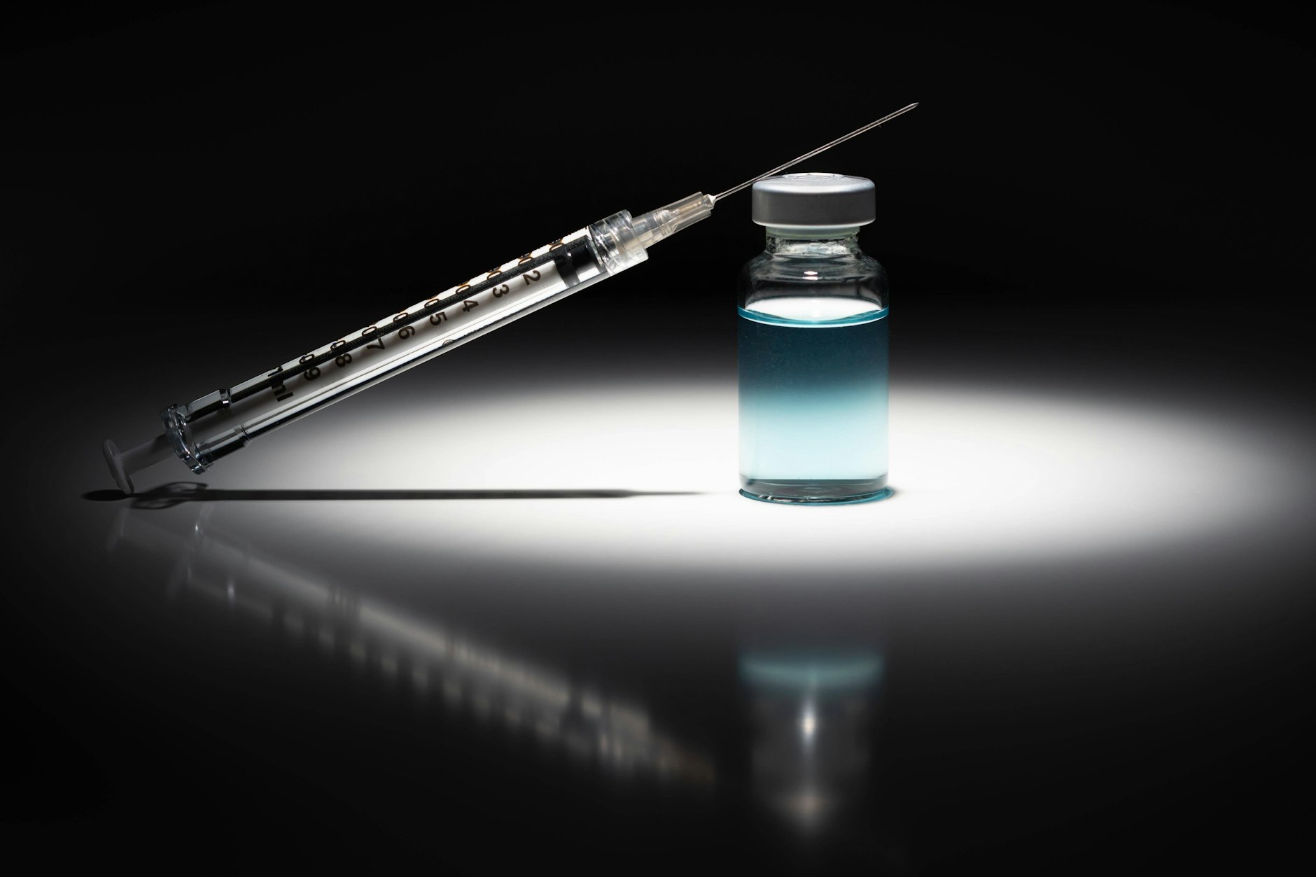 Mehrere Bundesländer haben damit begonnen, Pflegebedürftigen, über 80-Jährigen und Menschen mit Immunschwäche die dritte Impfung anzubieten, wenn die letzte mindestens sechs Monate zurückliegt (Symbolbild).