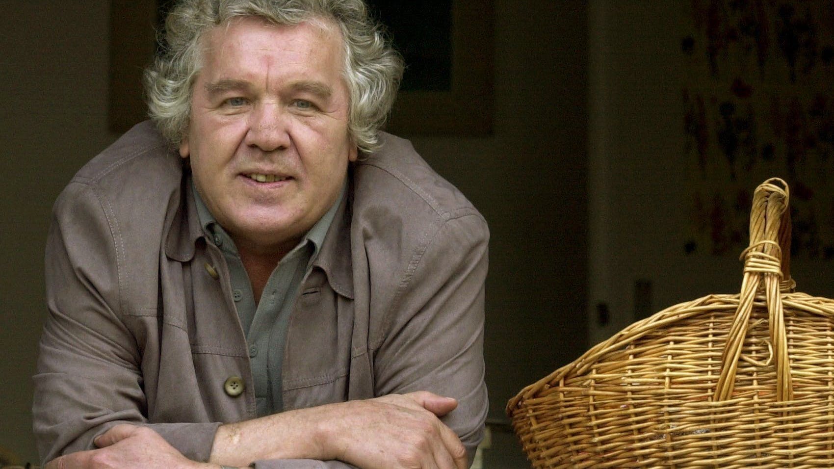 Wolfgang Hilbig blickt uns an, fotografiert 2001 in Bergen-Enkheim/Frankfurt am Main.