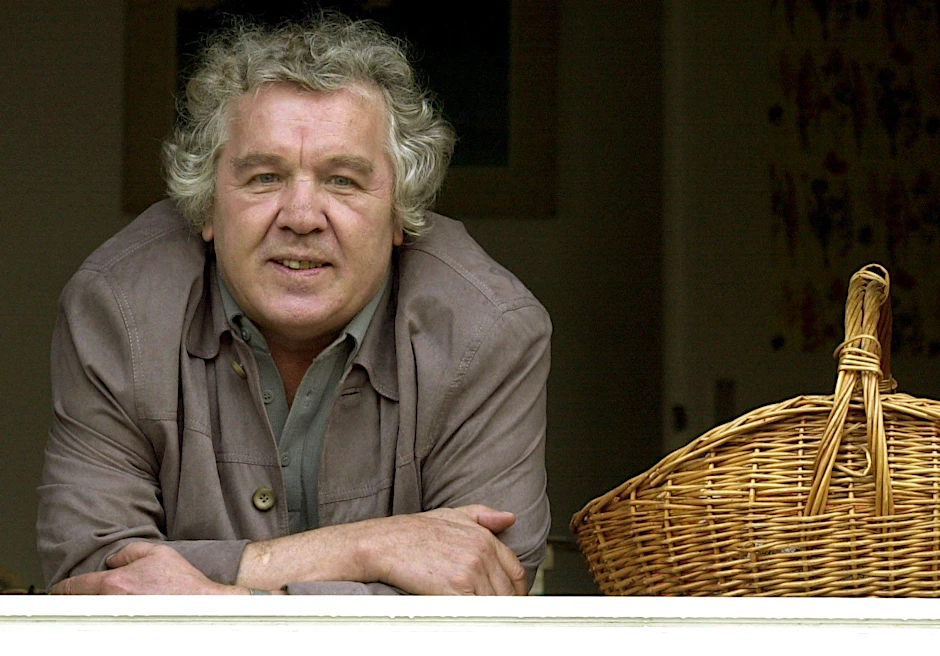 Wolfgang Hilbig blickt uns an, fotografiert 2001 in Bergen-Enkheim/Frankfurt am Main.