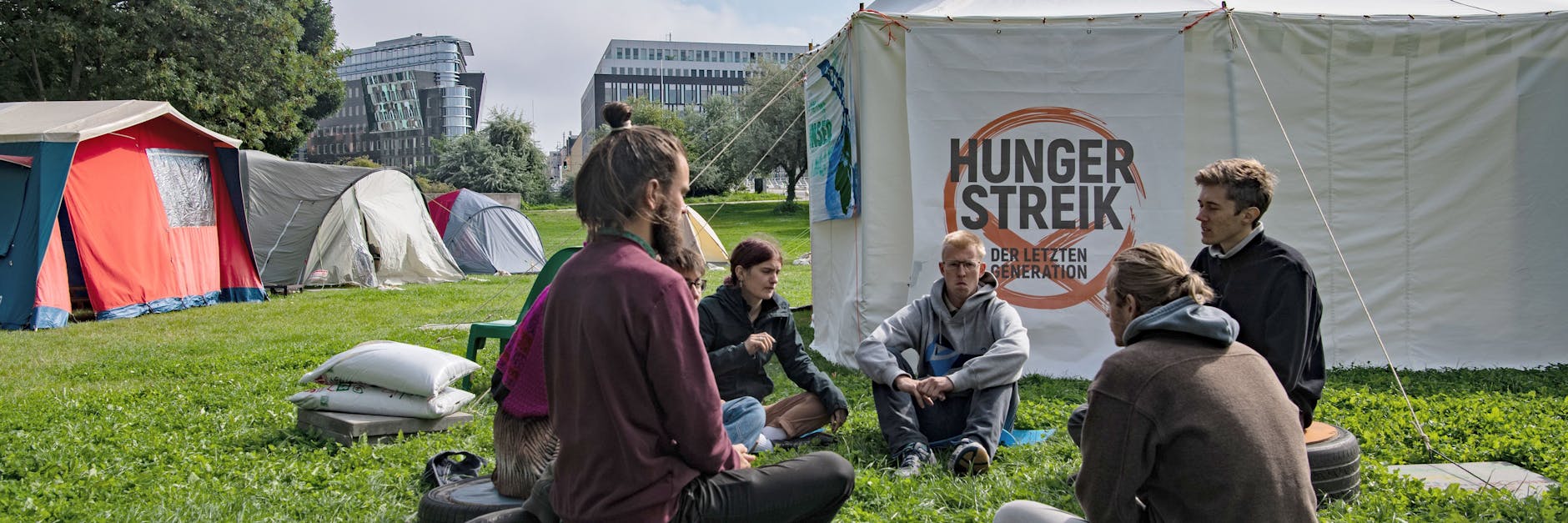 Umweltaktivisten im Berliner Regierungsviertel.