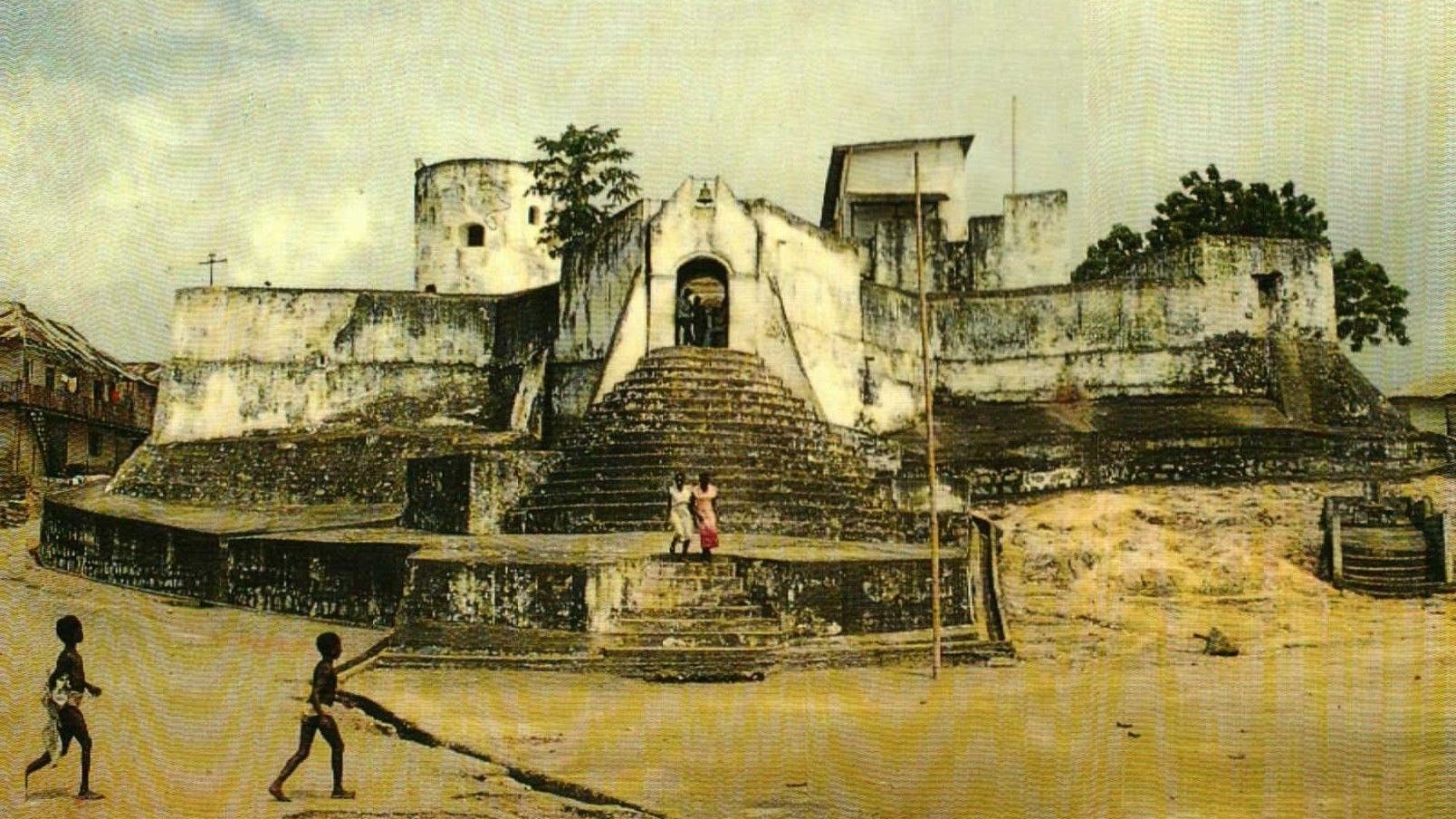 Die Festung Shama (St. Sebastian) in Ghana, an deren Fuß sich das Grab von Anton Wilhelm Amo befindet.<br>