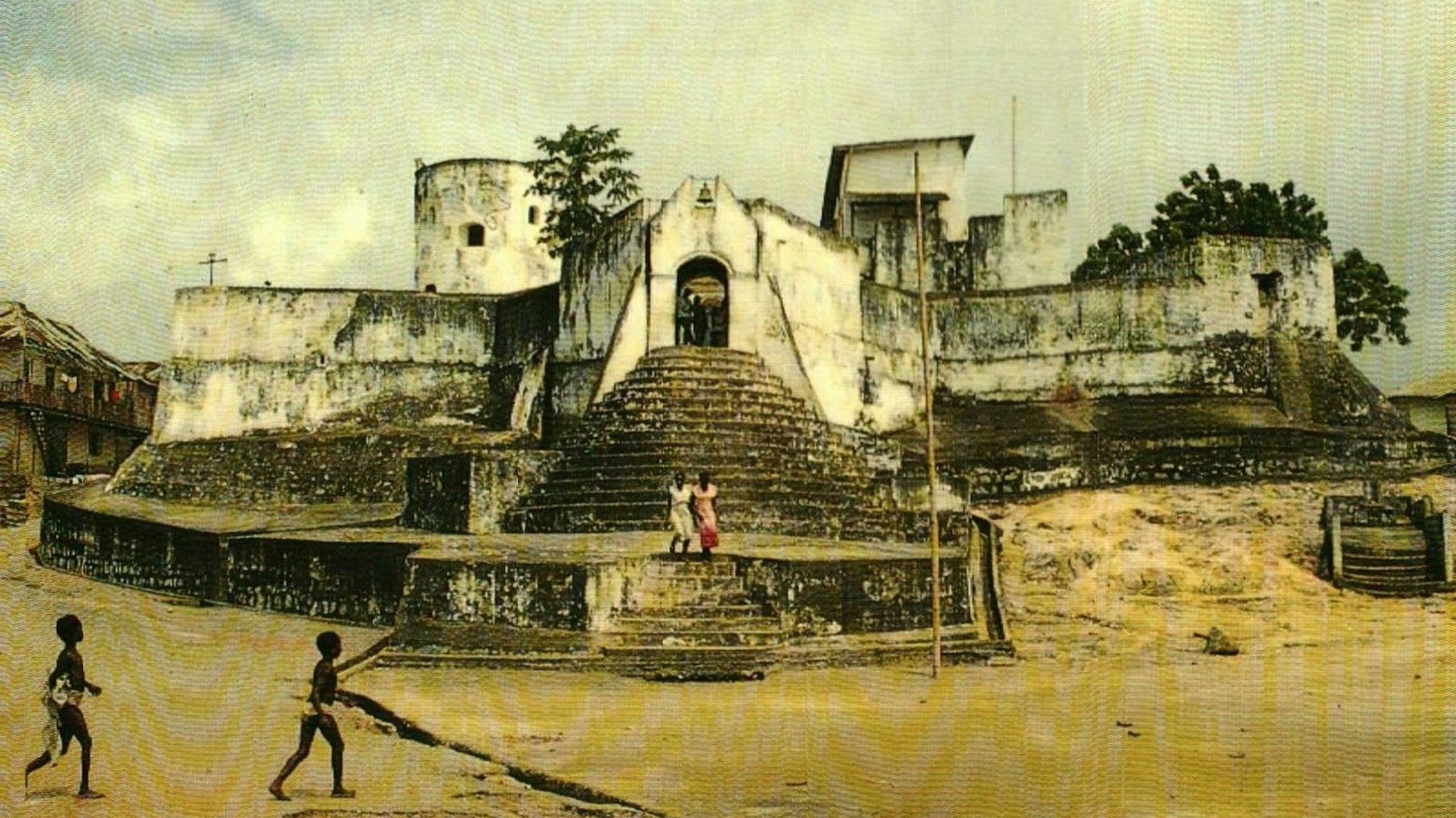 Die Festung Shama (St. Sebastian) in Ghana, an deren Fuß sich das Grab von Anton Wilhelm Amo befindet.<br>