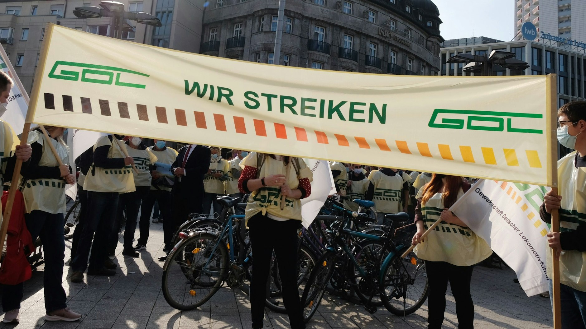Streikende am Leipziger Hauptbahnhof