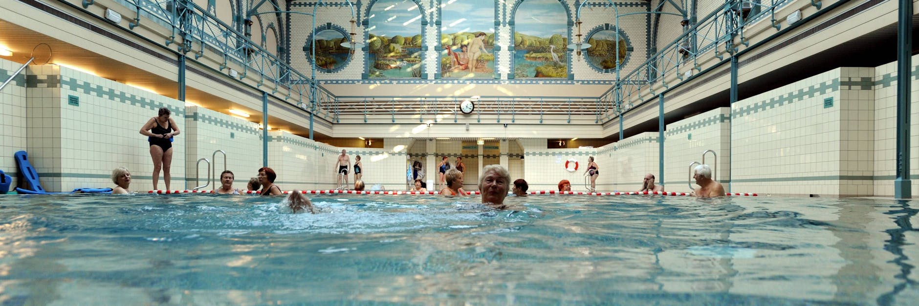 Wie hier im Stadtbad Charlottenburg kann in vielen Schwimmhallen Berlins wieder getaucht und geschwommen werden. 
