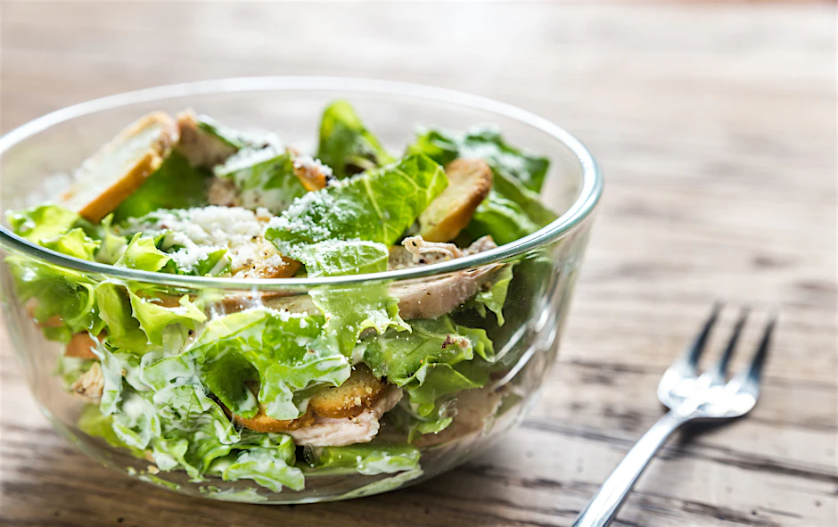 Slutty heißt ungelenk übersetzt: nuttig. Ein echter <em>Slutty Salad</em> aber ist eine Offenbarung!