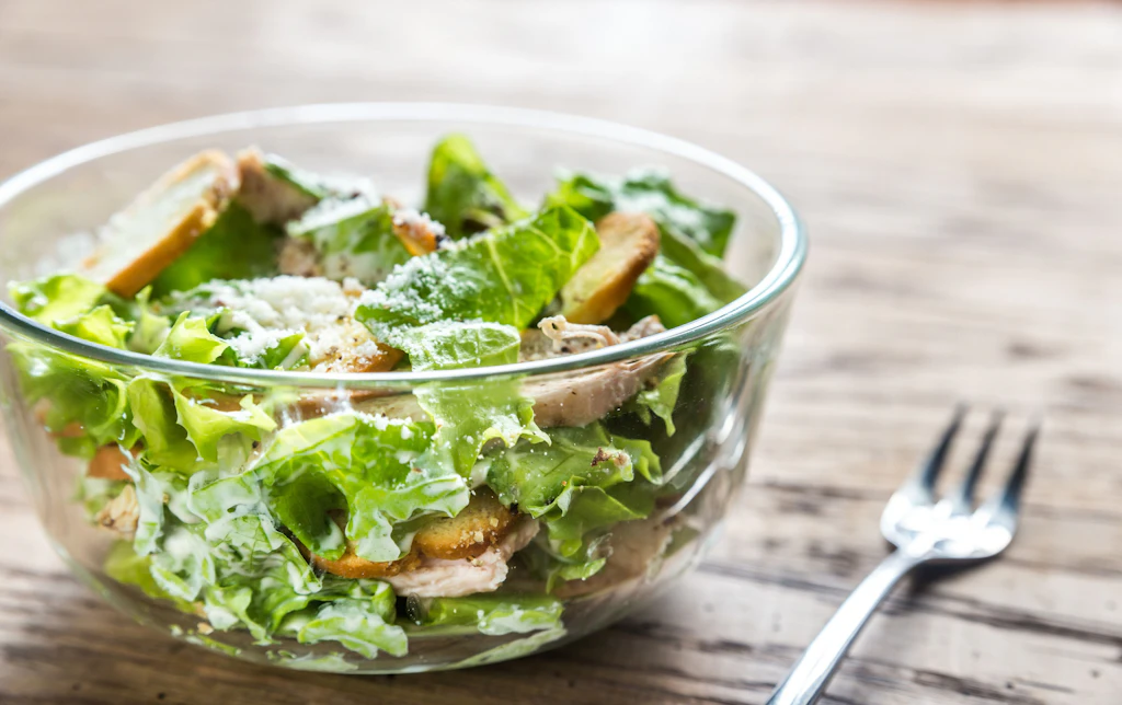 Ein Klassiker der glücklich macht: So haben Sie Caesar Salad noch nie gegessen!