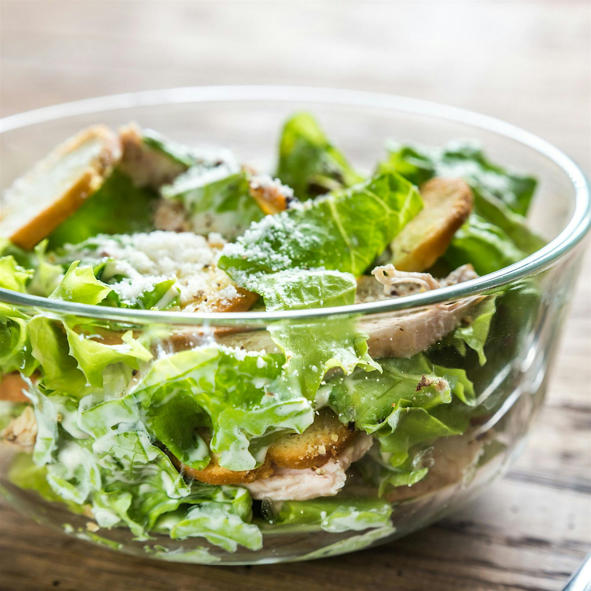 Ein Klassiker der glücklich macht: So haben Sie Caesar Salad noch nie gegessen!