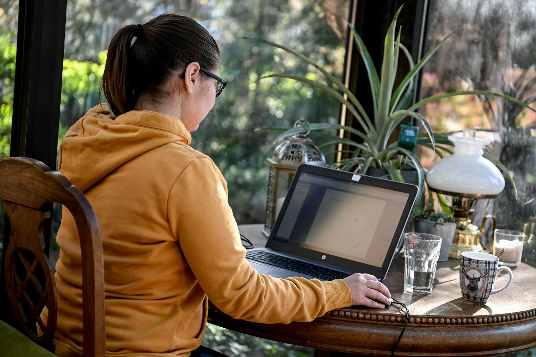 Weil Unternehmen dem Thema Homeoffice aufgeschlossener gegenüberstehen, überlegen nicht wenige, ihren Wohn- und Arbeitsort aufs Land zu verlegen.