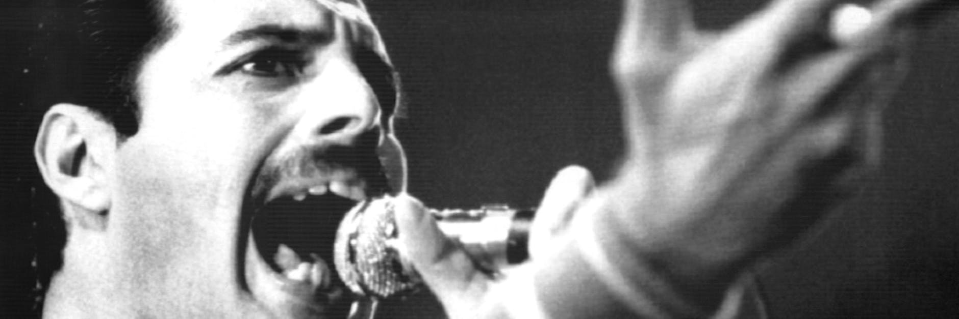 Der Leadsänger der britischen Rockgruppe Queen, Freddie Mercury, bei einem Auftritt im September 1984. Am 5. September 2021 wäre der Brite, der am 24.11.1991 starb, 75 Jahre alt geworden. 