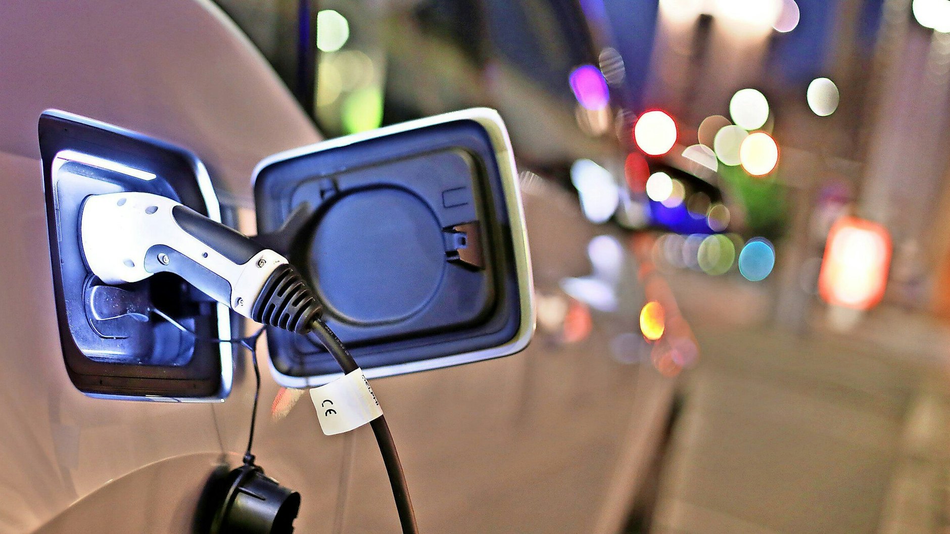 Mit Kabel statt Schlauch: Tanken am Straßenrand.