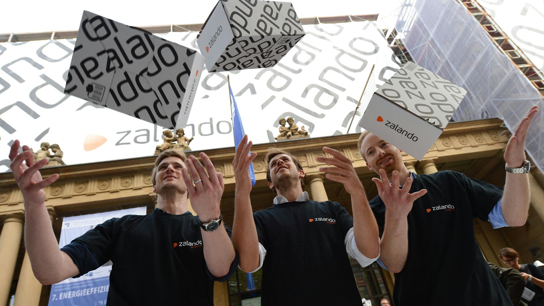 Die Vorstandsvorsitzenden der Zalando SE, David Schneider, Robert Gentz und Rubin Ritter (v. l.), beim Börsengang 2014 – der Berliner Konzern ist nun in den Dax aufgestiegen (Archivbild).