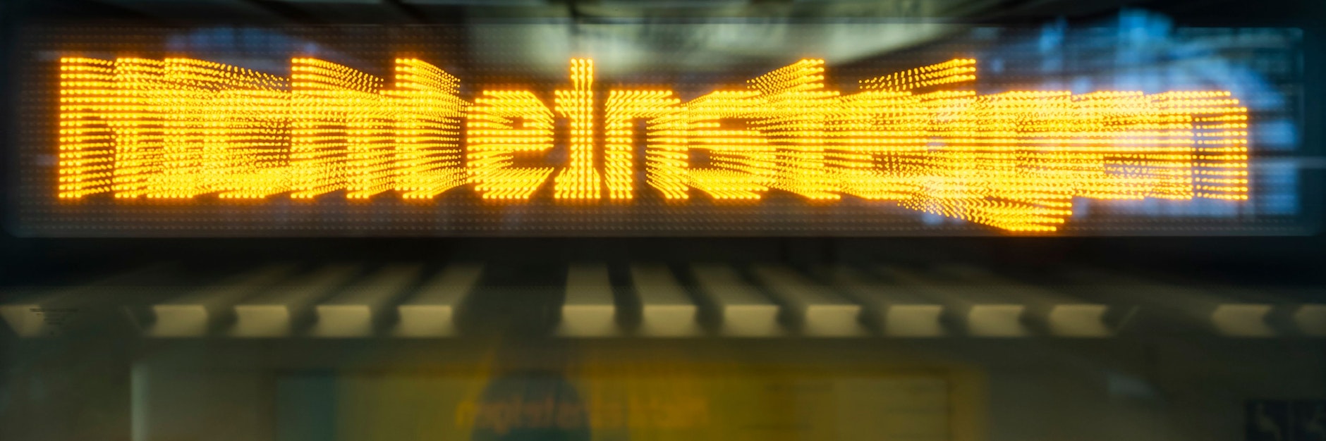 Der Hinweis „nicht einsteigen“ ist an einem Zug zu sehen.