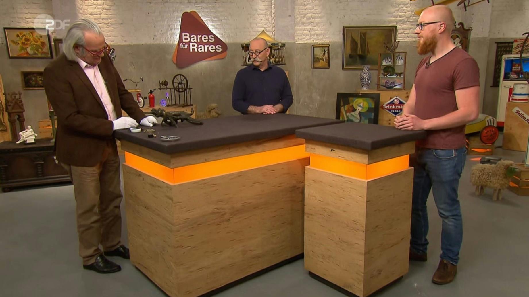 „Bares für Rares“-Experte Albert Meyer ist absolut begeistert von dem Einzelstück.