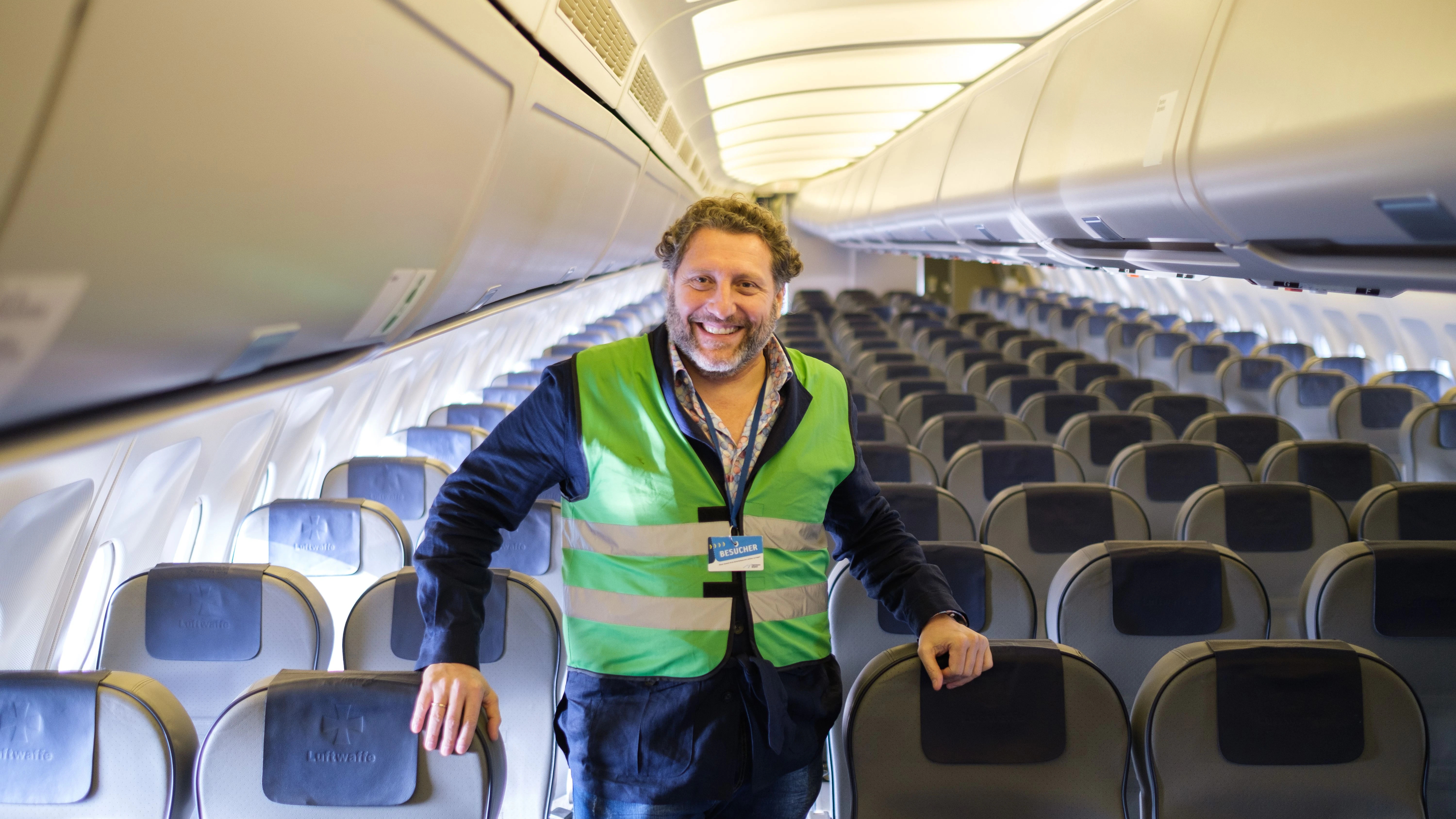 Fabrizio Sepe (l), Geschäftsführer des Serengeti-Parks, steht in seinem neuen Airbus A310 10+23. Der Seregenti-Park hat den Flieger erworben und will ihn zu einem Restaurant ausbauen, das im Sommer 2022 eröffnet werden soll.&nbsp;