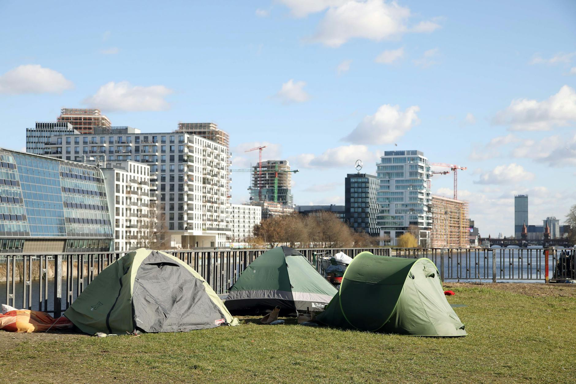 Viele Obdachlose wohnen in Berlin in Zelten. Bis 2030 will Sozialsenatorin Breitenbach alle Menschen in Berlin von der Straße zu holen (Archivbild).
