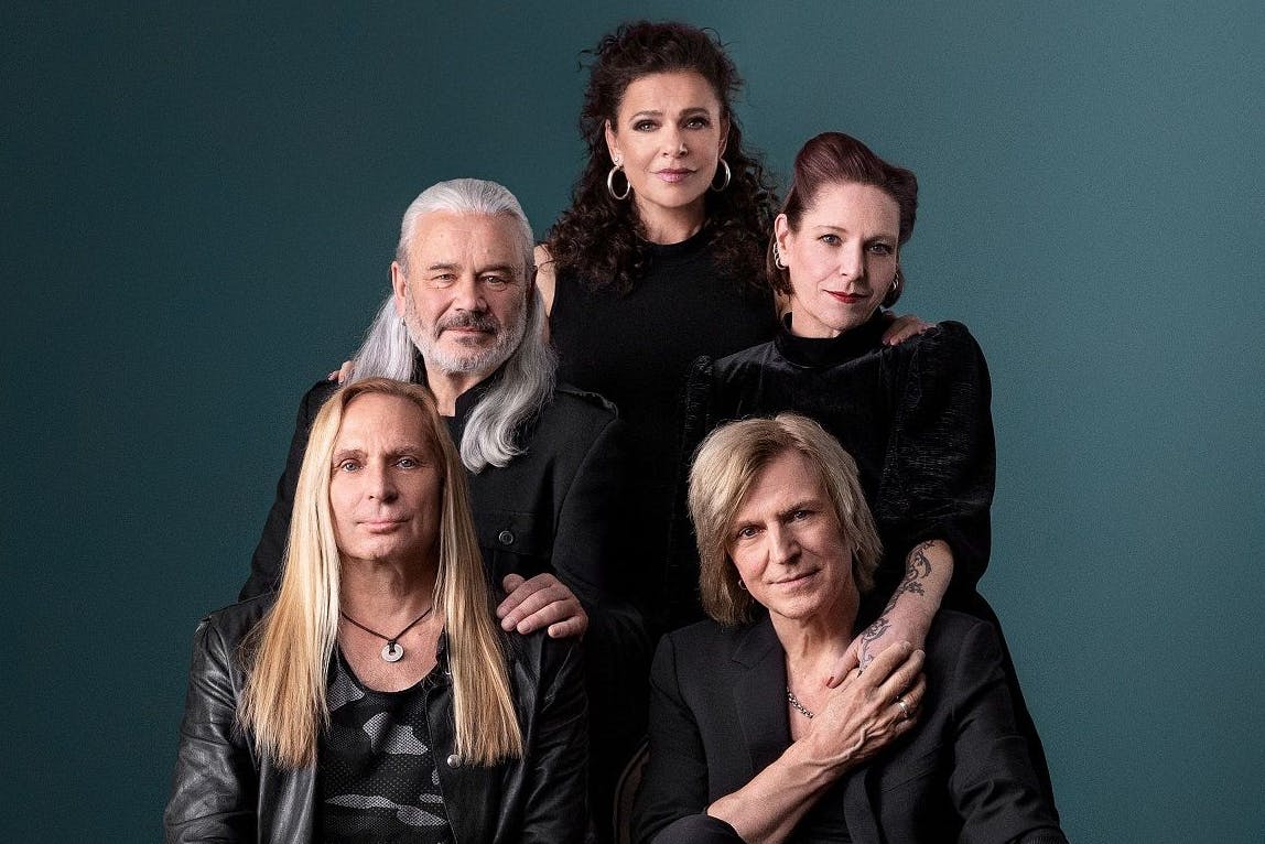 Die Musik ist ein bisschen wie das Foto: Silly – Uwe Hassbecker, Jacki Reznicek und Ritchie Barton. Und die Sängerinnen Julia Neigel und Anna R. (jeweils v.l.) 