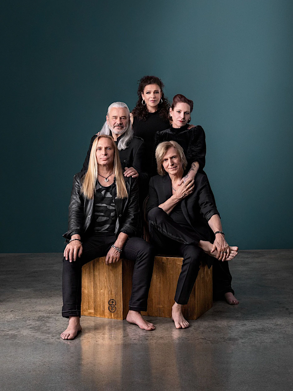 Die Musik ist ein bisschen wie das Foto: Silly – Uwe Hassbecker, Jacki Reznicek und Ritchie Barton. Und die Sängerinnen Julia Neigel und Anna R. (jeweils v.l.)&nbsp;