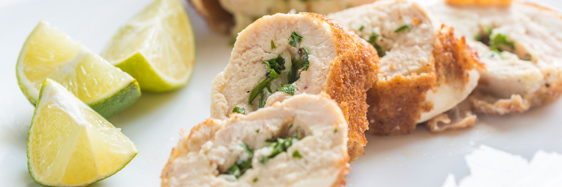 Zartes Fleisch, knusprige Hülle. Die gefüllten Hähnchenbrustfilets sind ein Genuss!