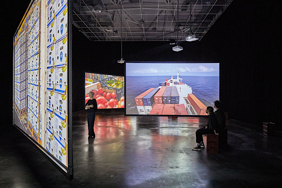 Der Berliner Künstler Emeka Ogboh auf seiner Food-Performance auf dem Dach des Kulturzentrums Art-O-Rama in Marseille