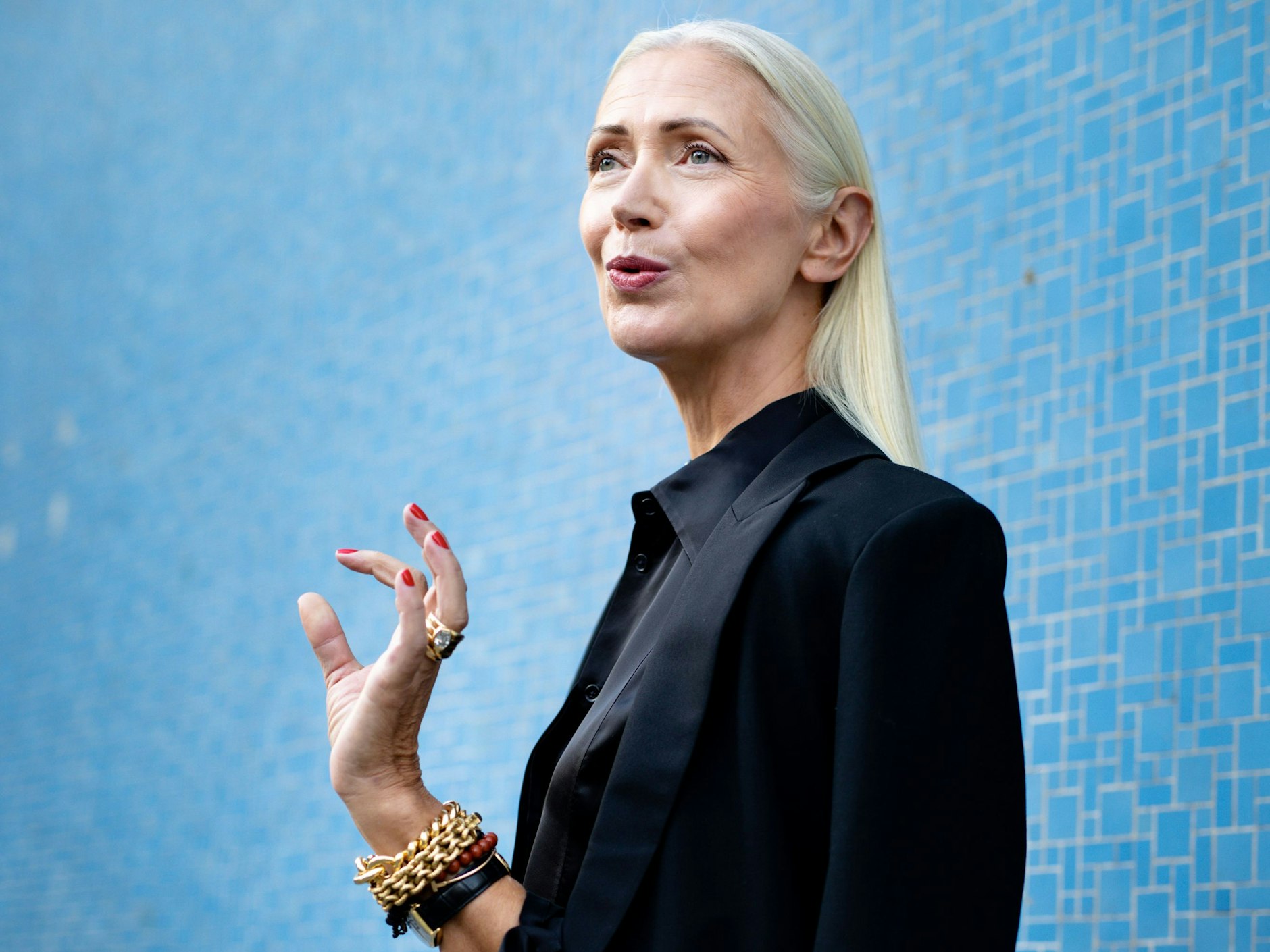 First we take Manhattan, then we take Berlin:  Christiane Arp, Präsidentin des  deutschen Fashion Council, trägt ein Hemd von Jil Sander und eine Jacke von The Row.