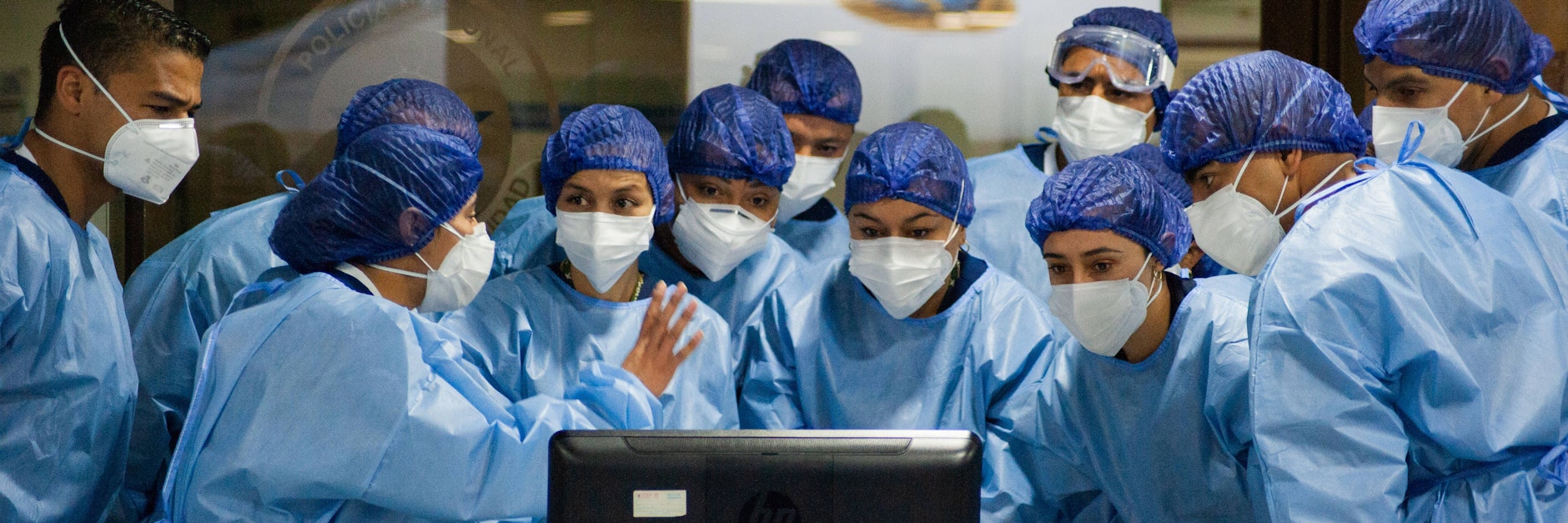 Mitarbeiter einer Klinik in Kolumbien bereiten eine Impf-Aktion vor.