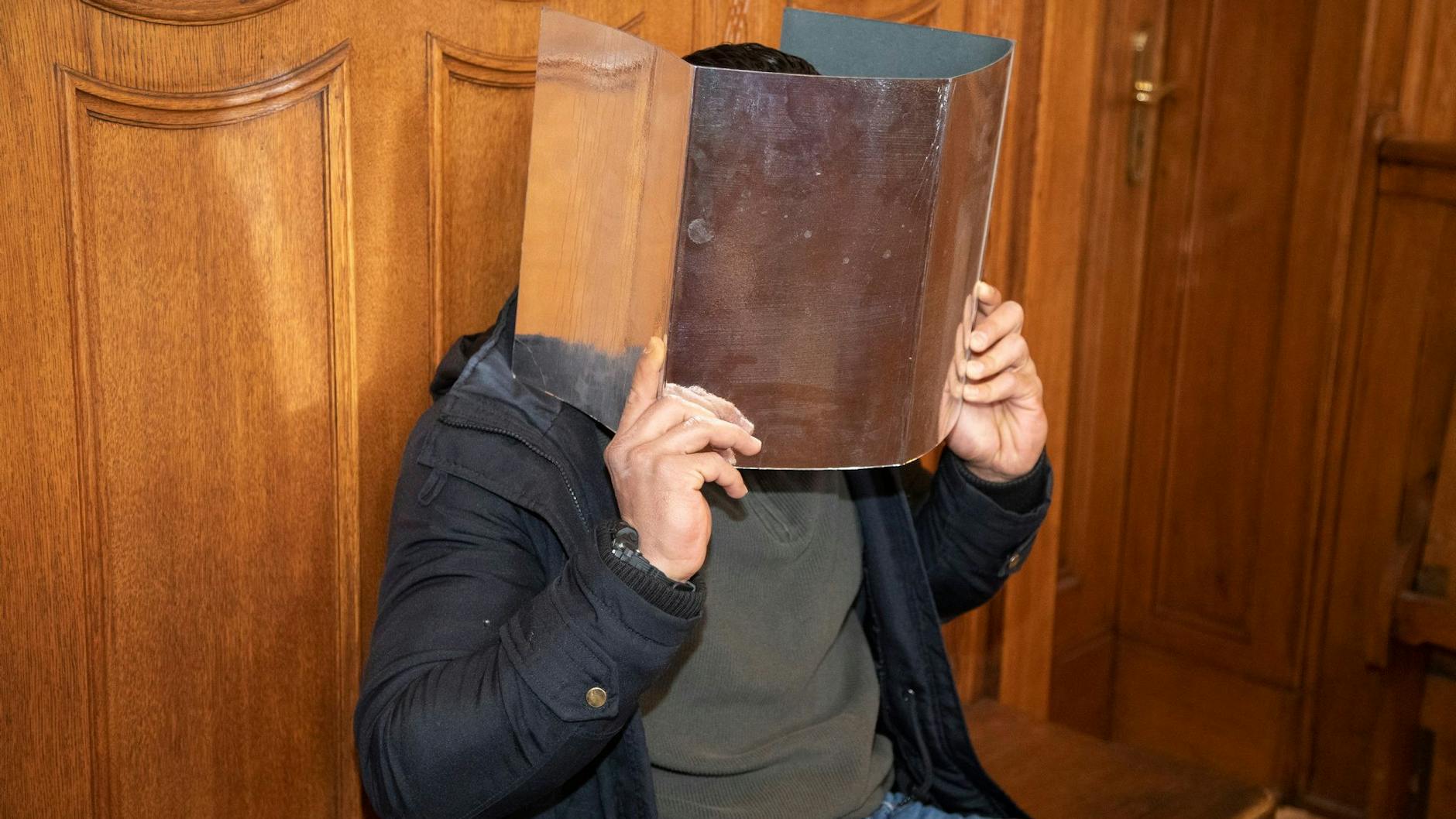 Vor Gericht erklärte T. lediglich, dass er ein verheirateter Friseur sei. Zur Anklage sagte er nichts. „Die Vorwürfe werden bestritten“, hatte seine Verteidigerin erklärt.