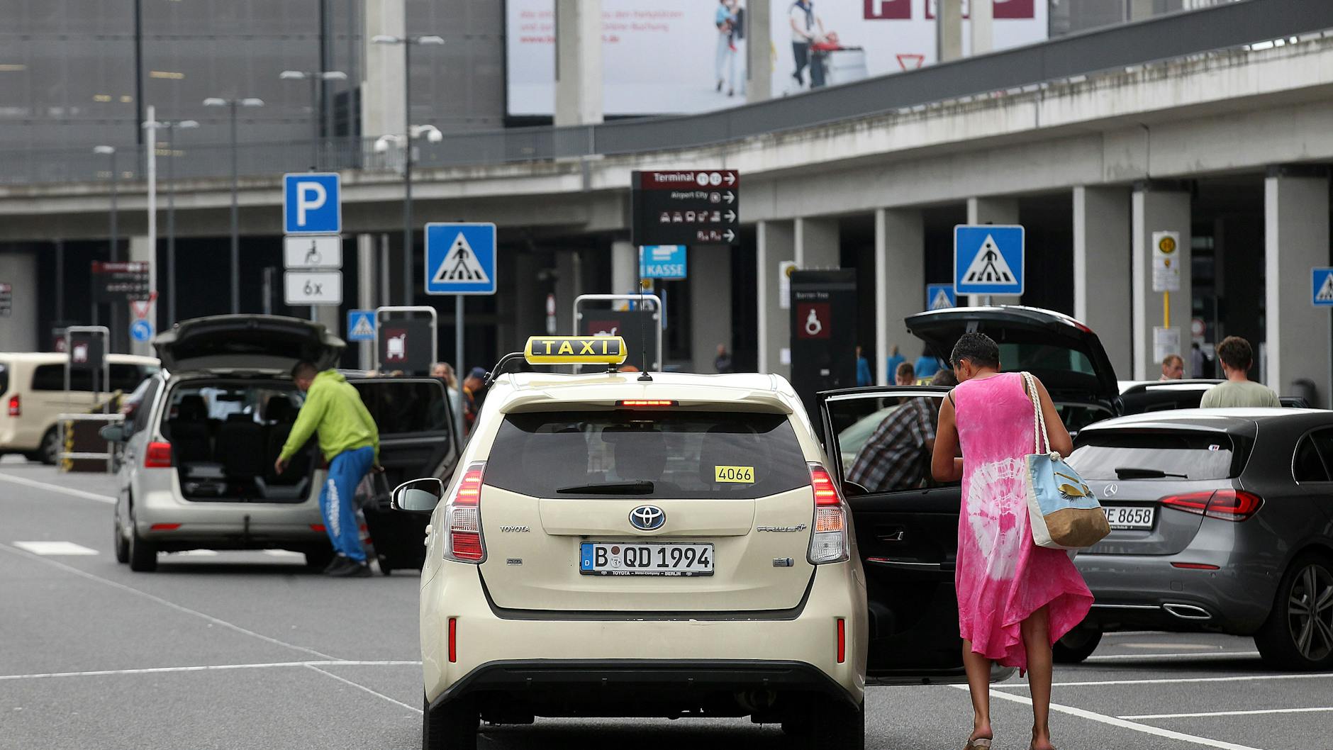 Während des Streiks dürfen mehr Taxis als bisher zum BER fahren.