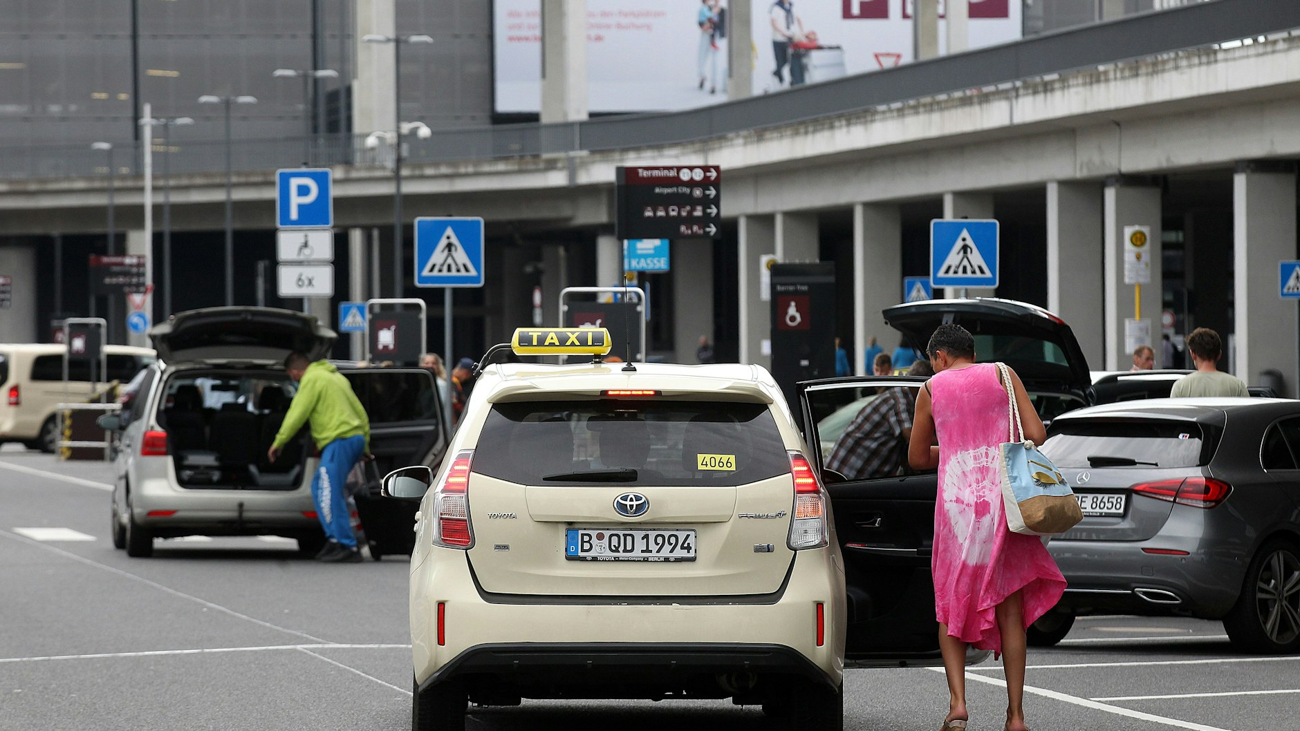 Während des Streiks dürfen mehr Taxis als bisher zum BER fahren.