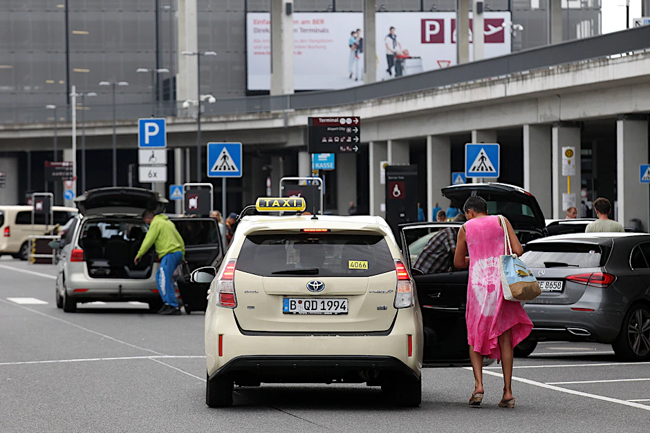Während des Streiks dürfen mehr Taxis als bisher zum BER fahren.