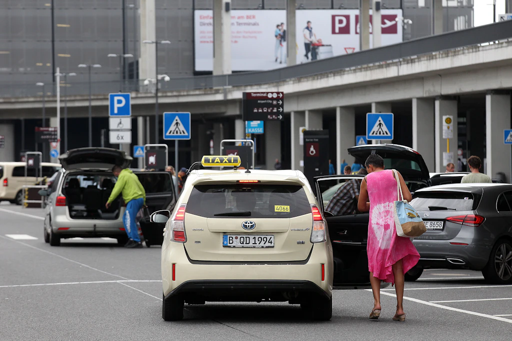 Bahnstreik: Mehr Taxis sollen zum BER fahren