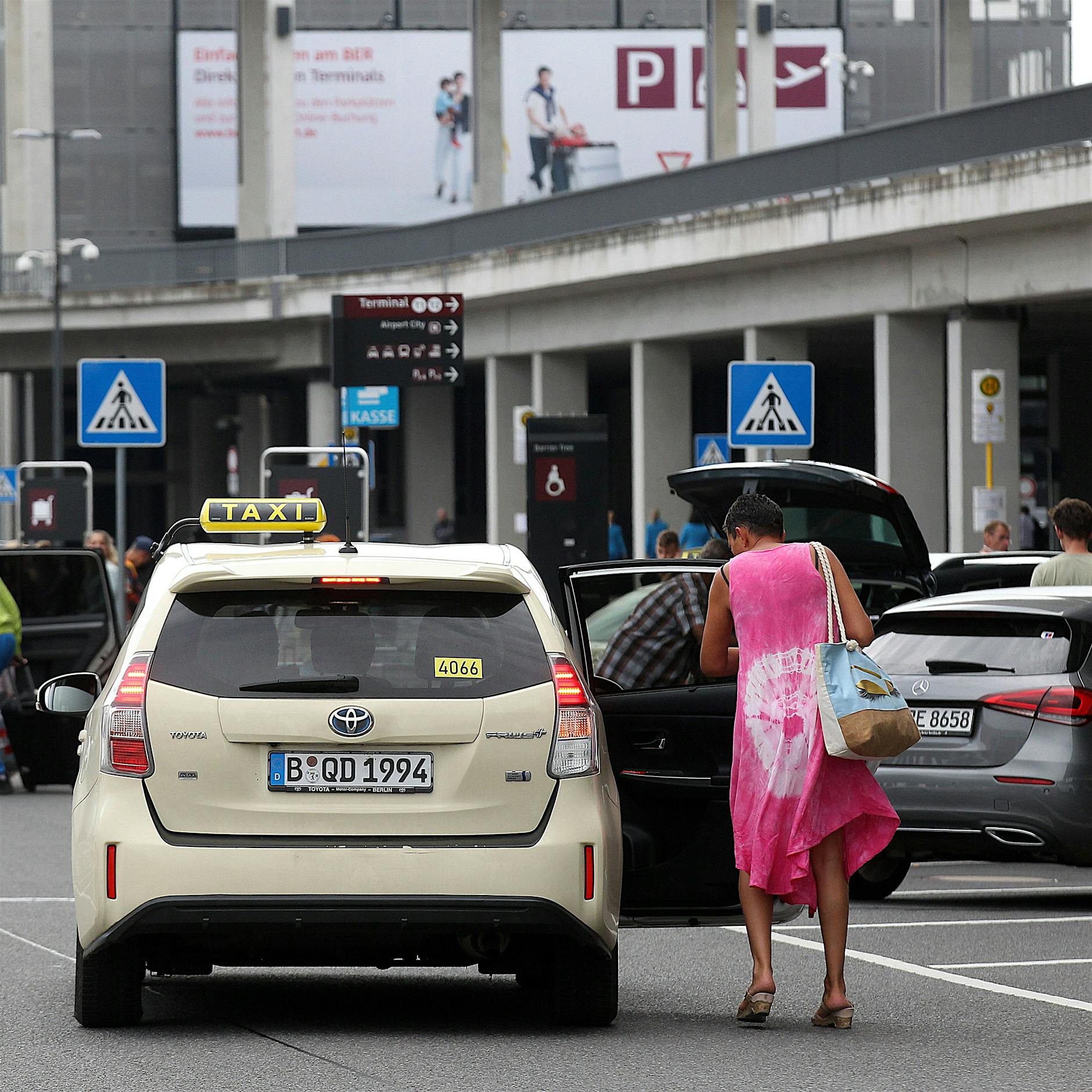 Bahnstreik: Mehr Taxis sollen zum BER fahren