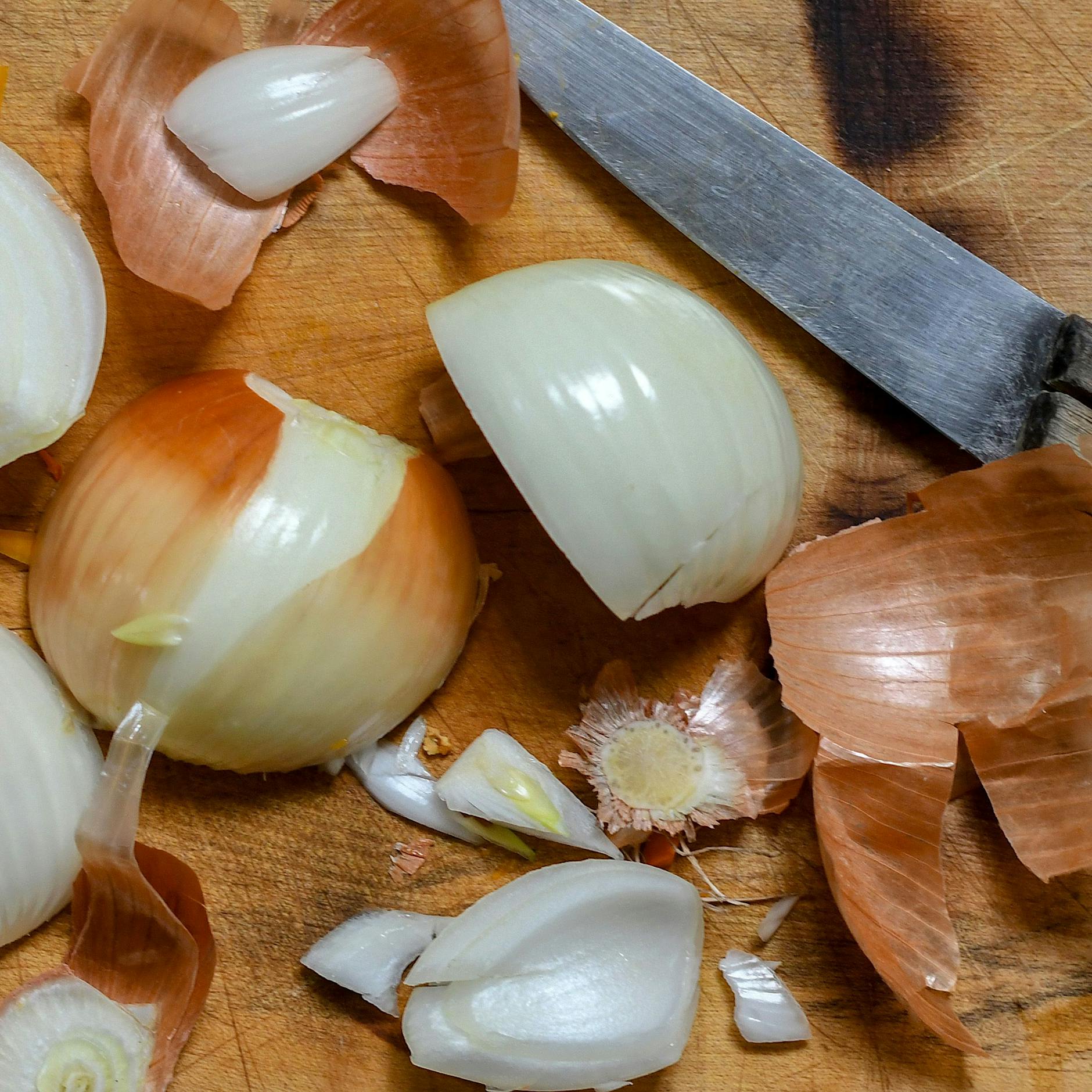 Zwiebelschalen in den Müll? Halt, stopp! Sie sind doch echte Wundermittel