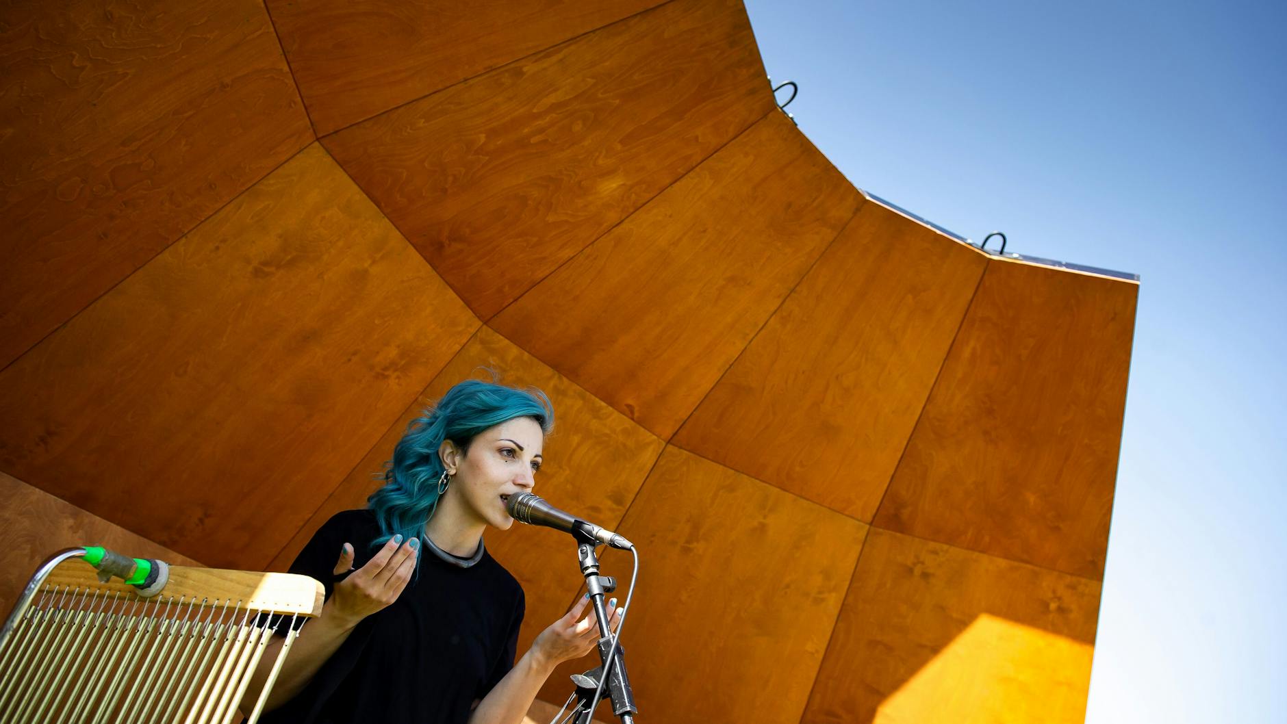 Um die Anwohner vor Musik und Lärm im Mauerpark zu schützen, wurde eine Acoustic Shell, eine Schall-Muschel aufgestellt. <br>