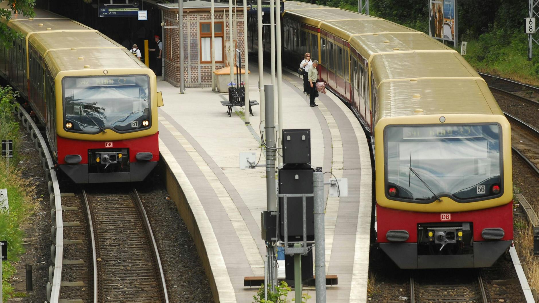 Berlin, Prenzlauer Berg: Die Ringbahnlinien S41 und S42 am Bahnhof Prenzlauer Allee. Sie fallen streikbedingt komplett aus. 
