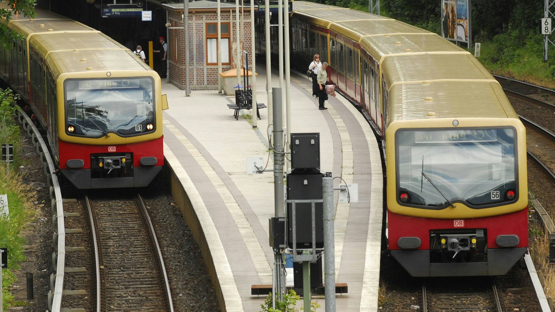 Berlin, Prenzlauer Berg: Die Ringbahnlinien S41 und S42 am Bahnhof Prenzlauer Allee. Sie fallen streikbedingt komplett aus.&nbsp;
