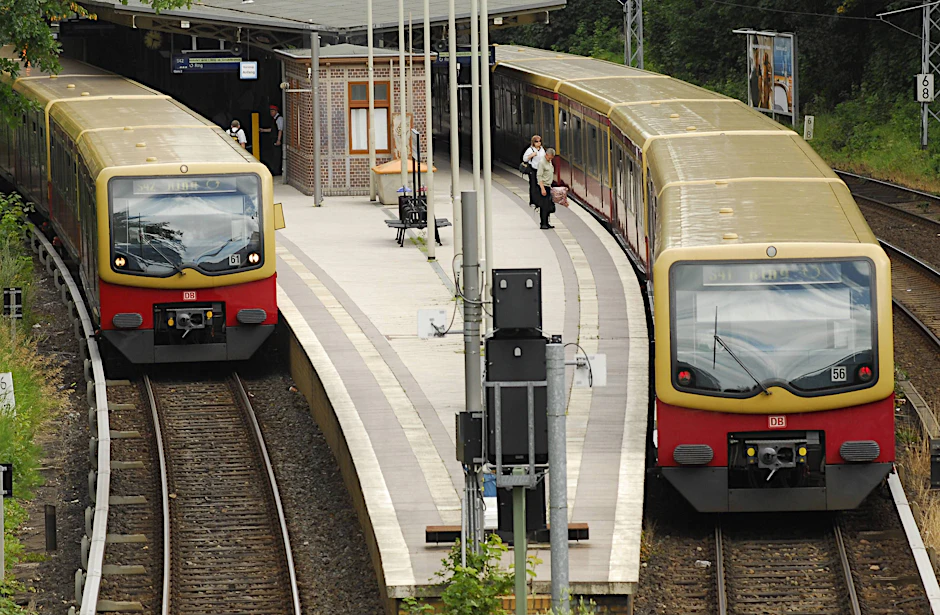 Berlin, Prenzlauer Berg: Die Ringbahnlinien S41 und S42 am Bahnhof Prenzlauer Allee. Sie fallen streikbedingt komplett aus.&nbsp;