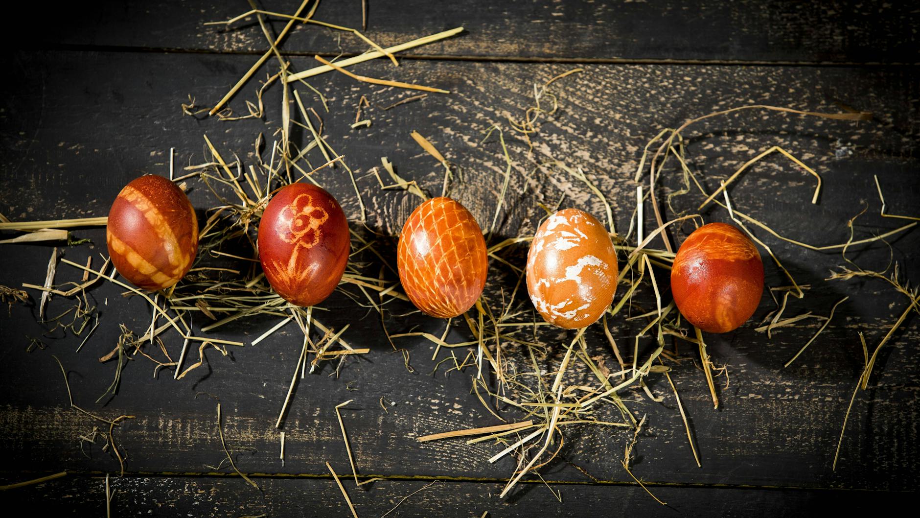 Eier kann man mit Zwiebelschalen wunderbar färben.