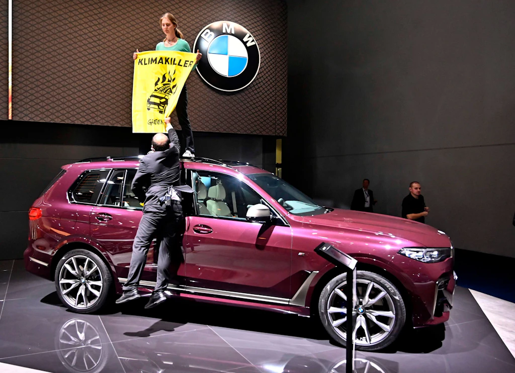 Greenpeace und Umwelthilfe verklagen BMW, VW und Co. auf mehr Klimaschutz