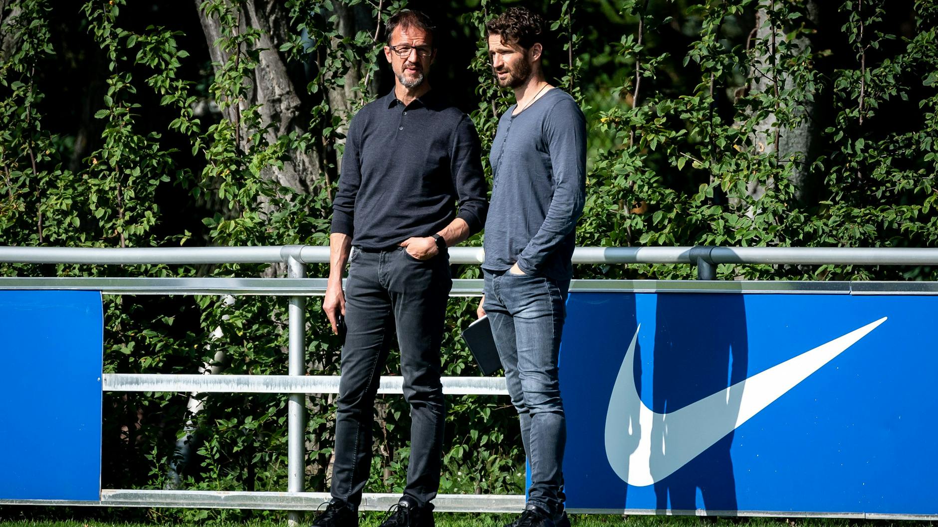 Sportchef und Sportdirektor: Fredi Bobic (l.) und Arne Friedrich schauen regelmäßig den Hertha-Profis beim Training auf die Füße.