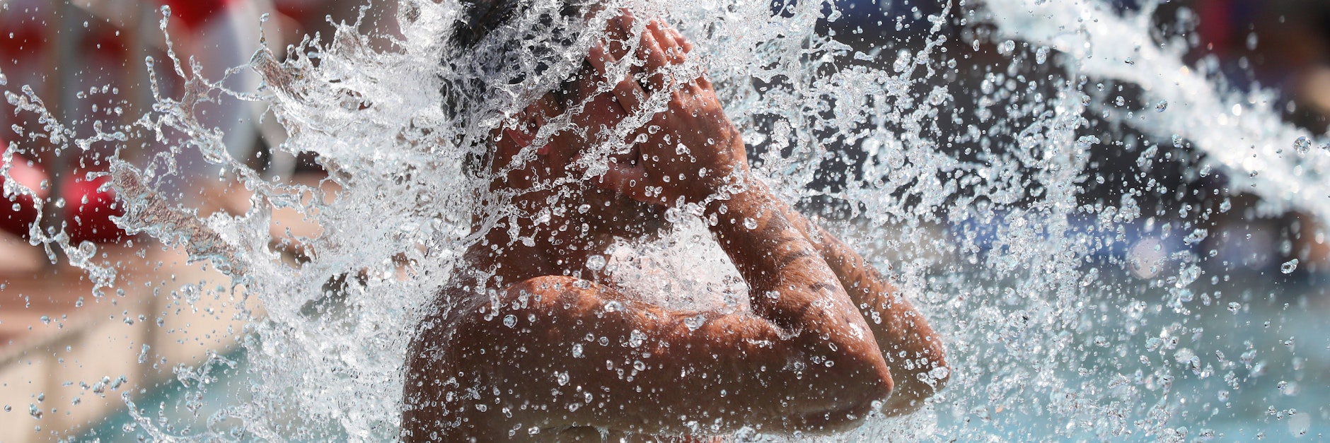 Abkühlung im Freibad: Zum Glück sind noch mehrere Sommerbäder in Berlin geöffnet.