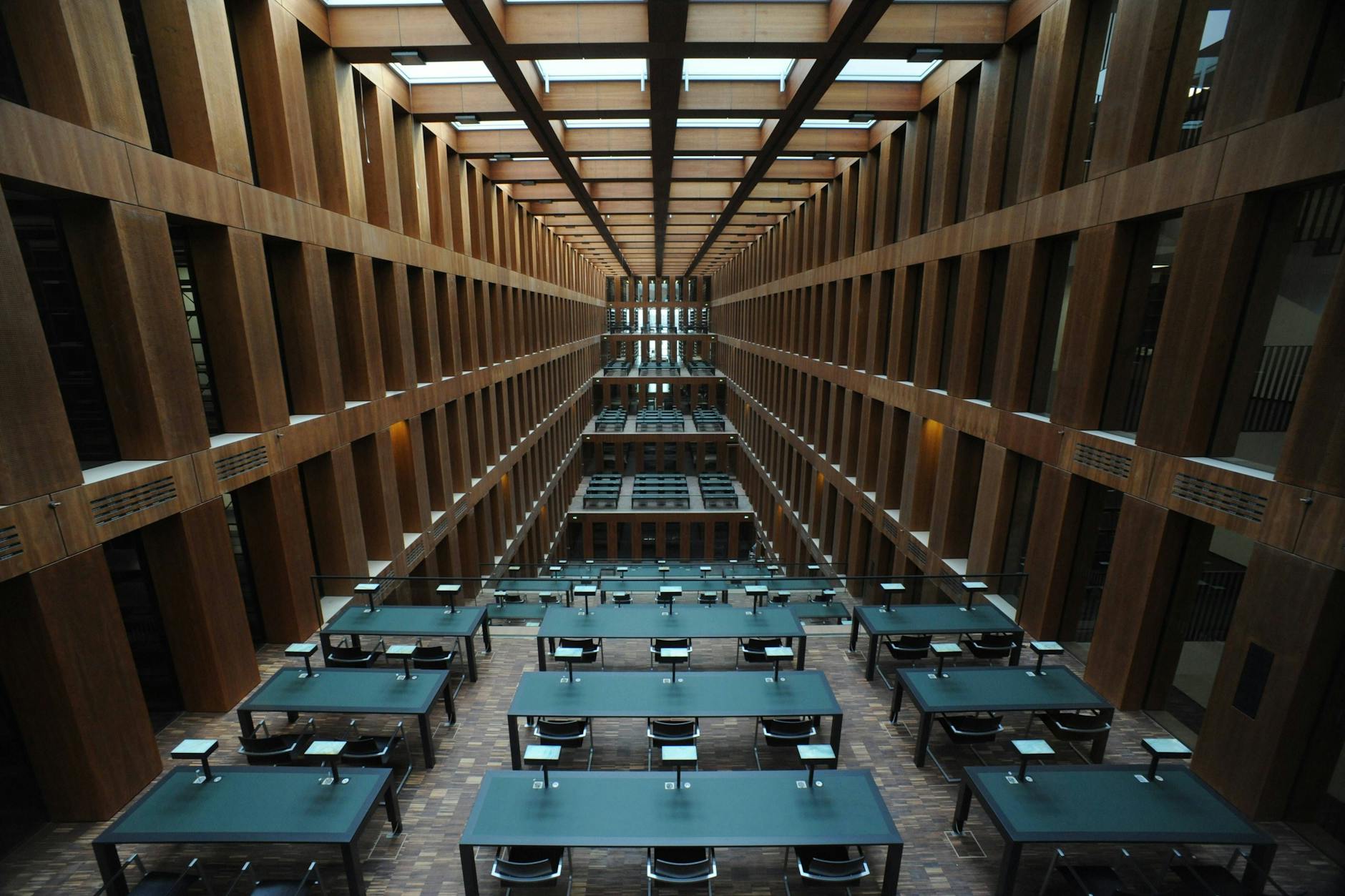 Die HU-Zentralbibliothek. An der HU sind über 40.000 Studierende. Sie sollen durch die neue Gesetzesänderung mehr Mitspracherecht bekommen. Den Studierendenvertretungen geht das nicht weit genug.