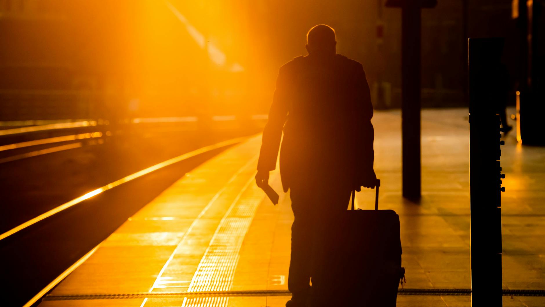 Wer mit dem Zug in den Urlaub reisen will, sollte seine Rechte während des Bahnstreiks kennen (Symbolbild). 
