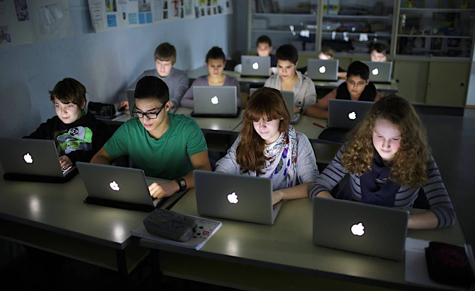 Schüler der Heinrich-Mann-Schule in Neukölln, die mit Laptops im Unterricht arbeiten.<br><br><br>