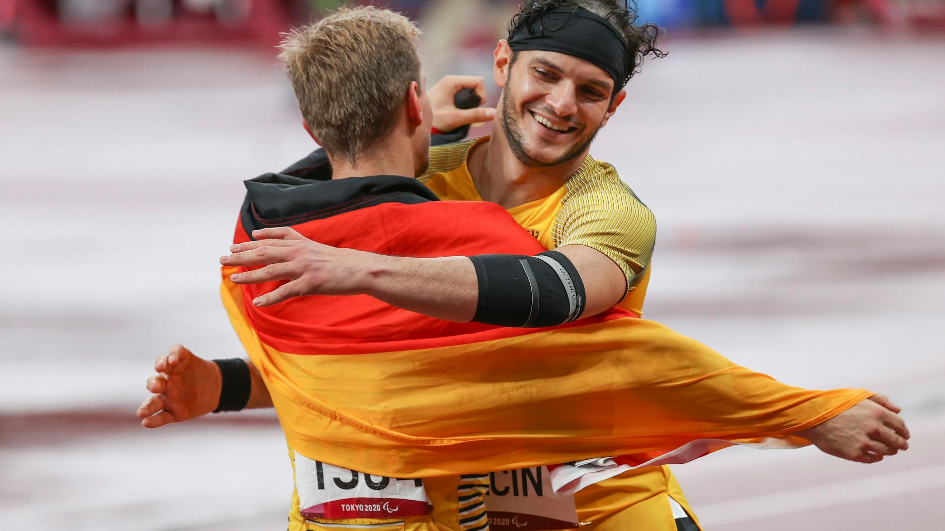 Große Freude im Zielbereich: Paralympics-Gold-Gewinner Johannes Floors (l.) gratuliert dem Berliner Ali Lacin zu dessen Bronzemedaille.