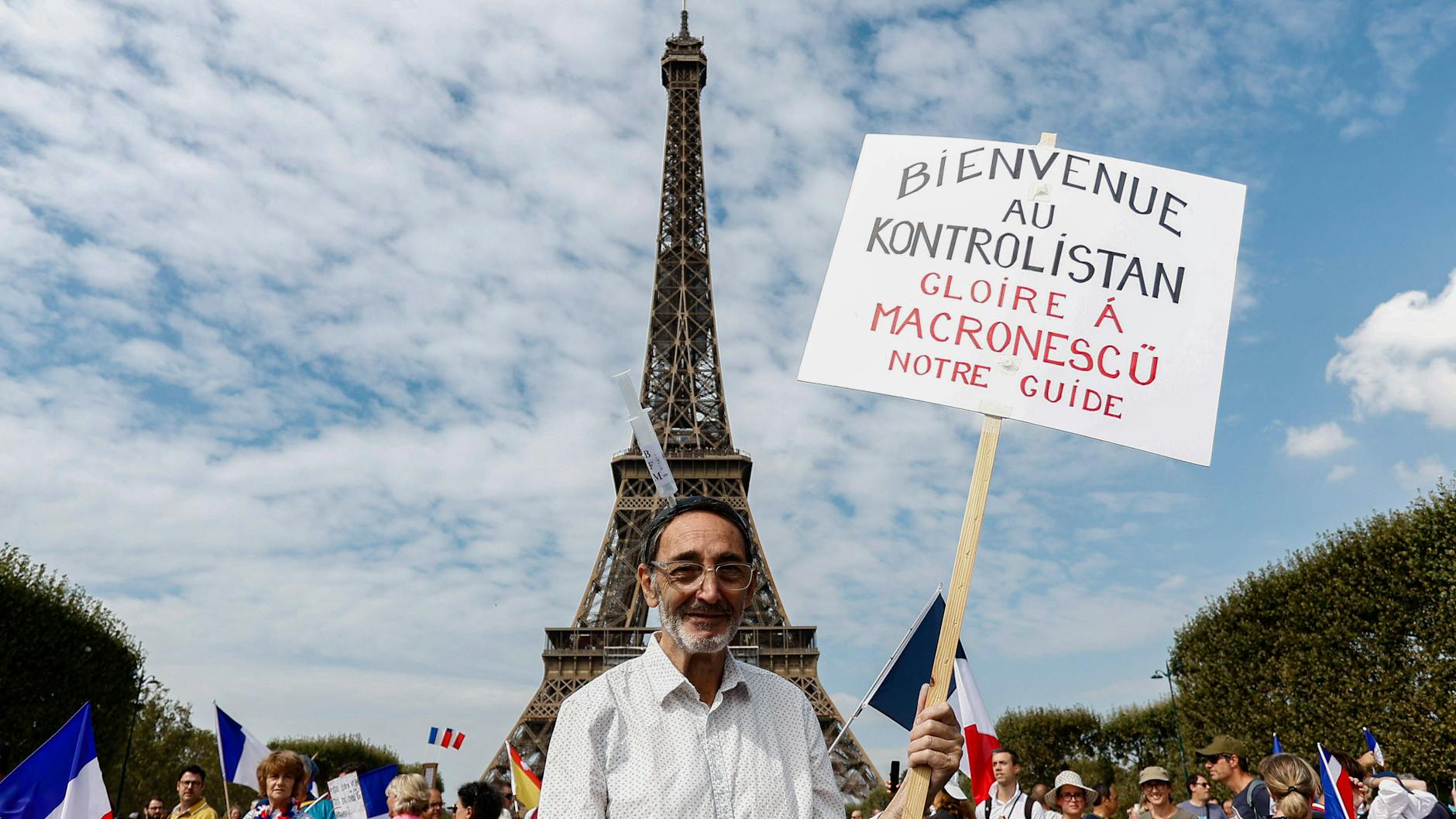 Ein Demonstrant in Paris. Erneut sind in Frankreich Zehntausende gegen die Corona-Politik auf die Straße gegangen.