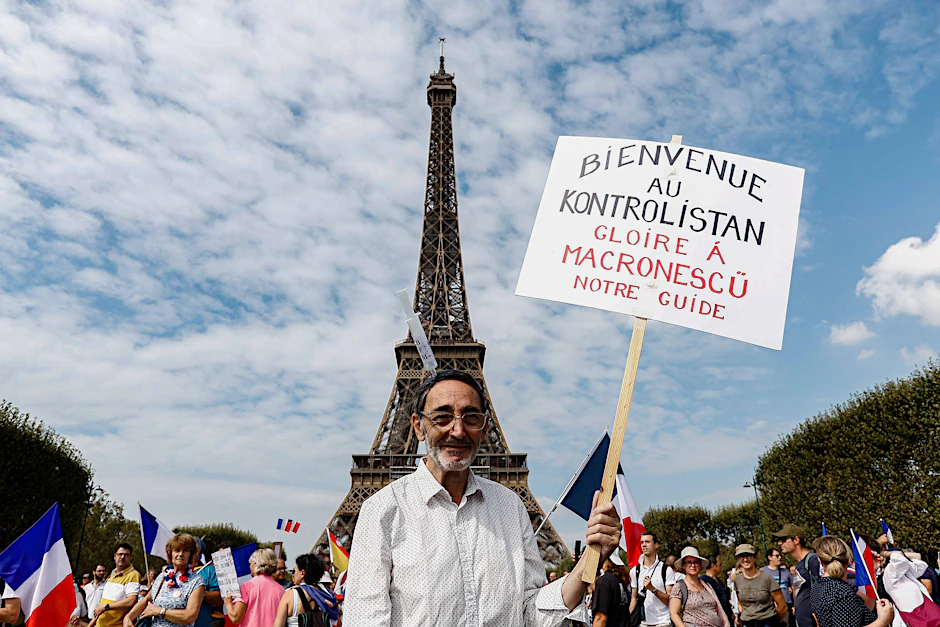 Ein Demonstrant in Paris. Erneut sind in Frankreich Zehntausende gegen die Corona-Politik auf die Straße gegangen.